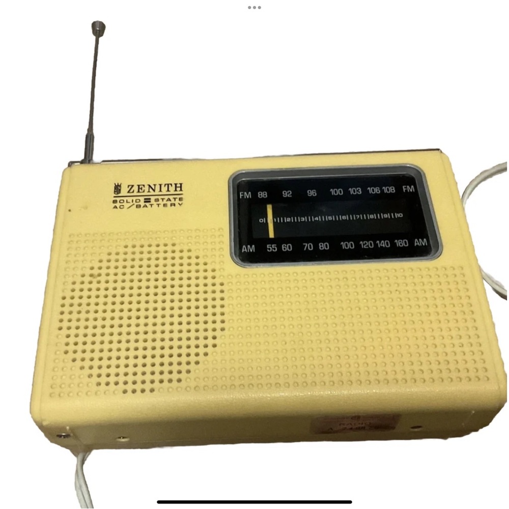 vtg Sound Zenith Brown RF42 Solid State AM FM Radio AC/Battery yellow FOR PARTS